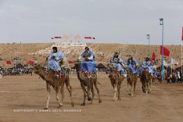 Image du Maroc Professionnelle de  Des hommes du désert s’apprêtent à une course de chameaux organisé dans un site désertique sur lequel la ville de Tan Tan a toujours accueilli la majorité des tribus et des grandes familles nomades du désert lors d'un grand Moussem, Samedi 7 Septembre 2013. Le festival parrainé par l'UNESCO rassemble des milliers de nomades du Maroc. (Photo / Abdeljalil Bounhar) 